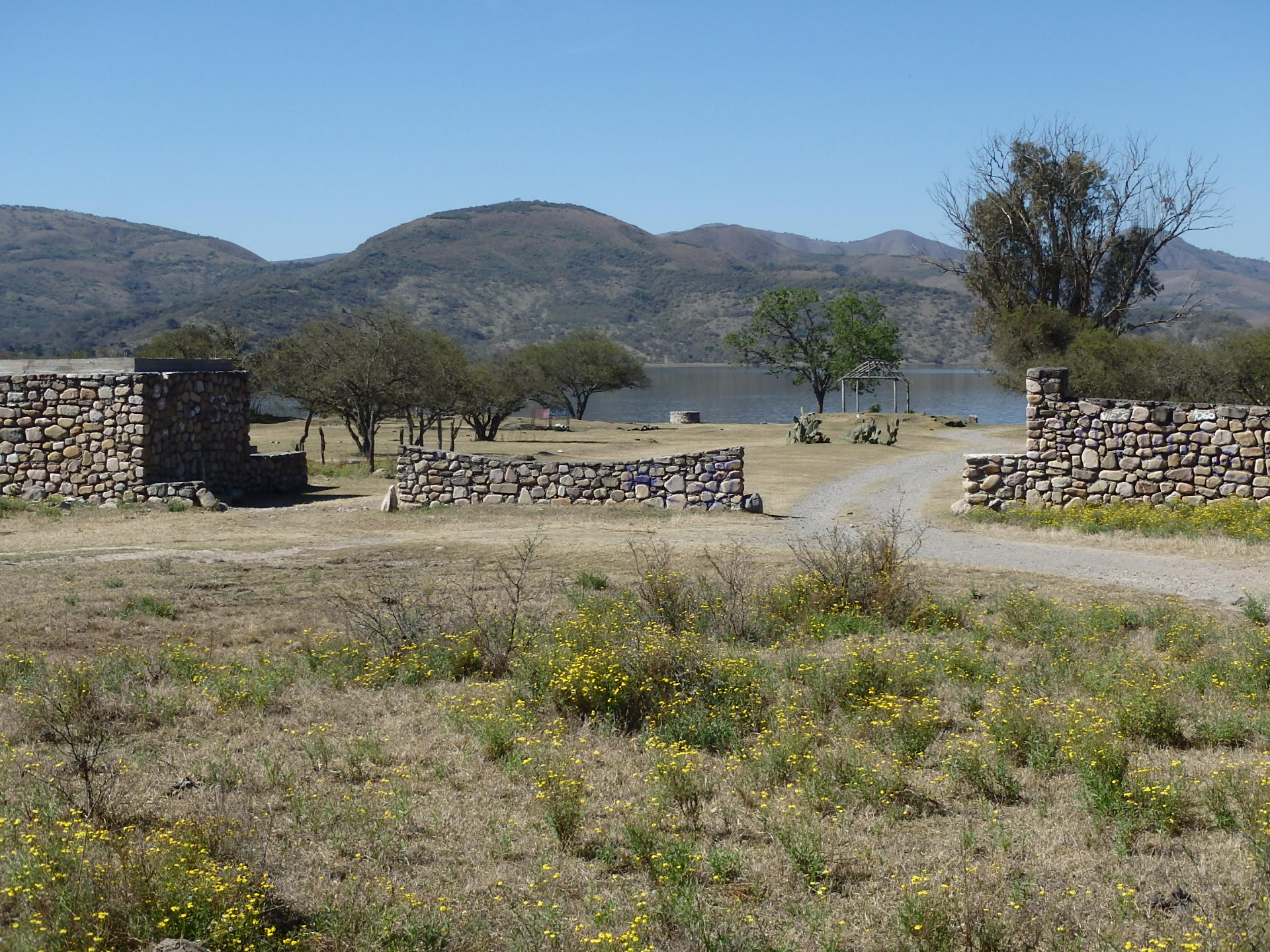 The other side of Embalse (Reservoir) Campo Alegre.